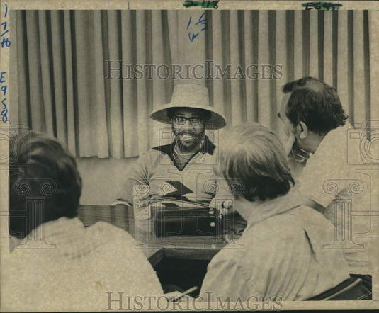 Press Photo New Orleans Saints football player Chuck Muncie talks to reporters- Historic Images