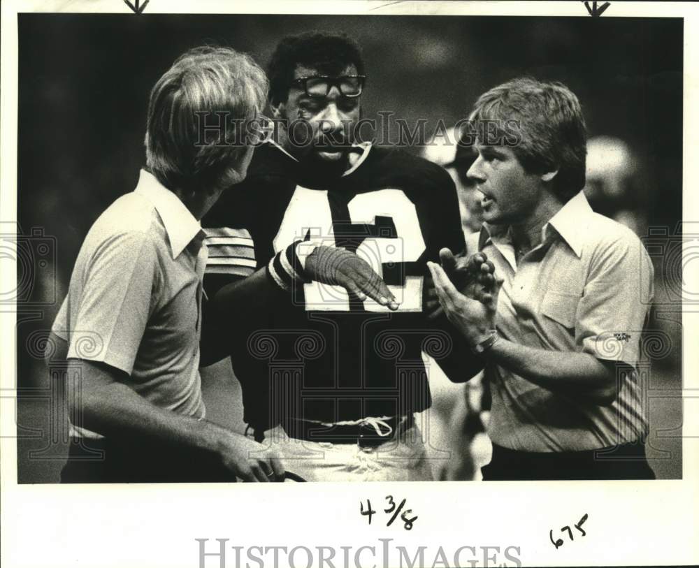 1979 Press Photo New Orleans Saints football player Chuck Muncie and staff - Historic Images