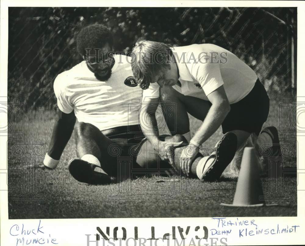 1978 Press Photo Chuck Muncie and Dehn Kleinschmidt, New Orleans Saints football - Historic Images