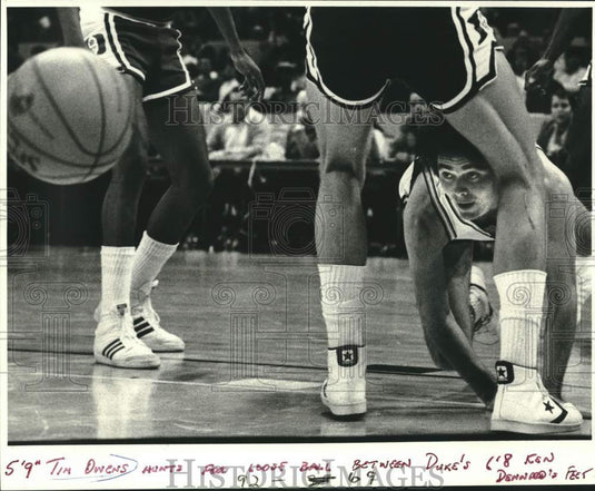 1980 Press Photo Basketball player Tim Owens hunts for loose ball by Duke player- Historic Images