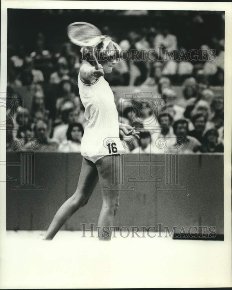 1976 Press Photo Tennis player Wendy Overton swings wide to return a shot- Historic Images