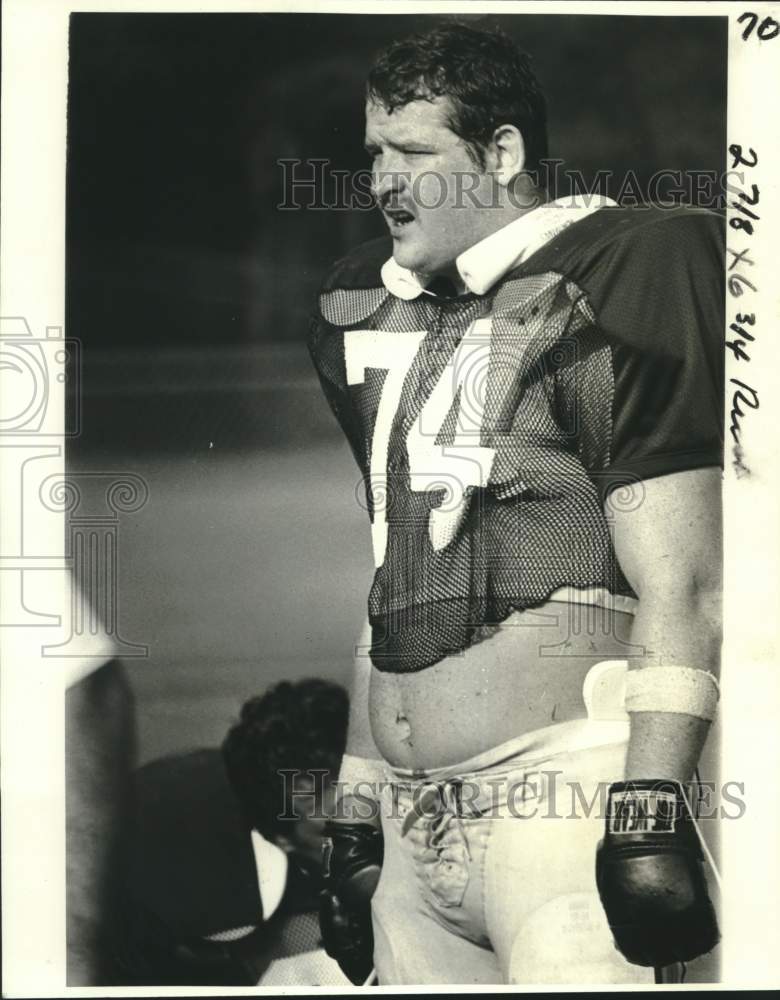 1980 Press Photo Tulane football player Chuck Pitcock watches practice w/gloves- Historic Images