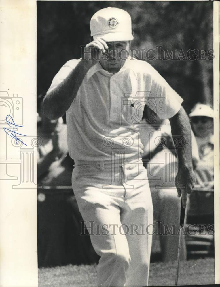 1974 Press Photo Golfer Gary Player tips his cap to the cheering gallery- Historic Images