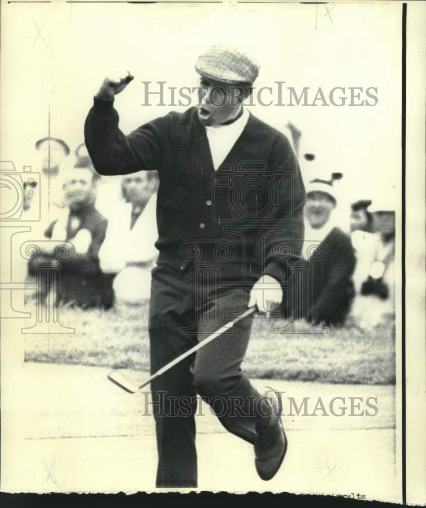 1972 Press Photo Golfer Gary Player is exuberant as a birdie putt drops in match- Historic Images