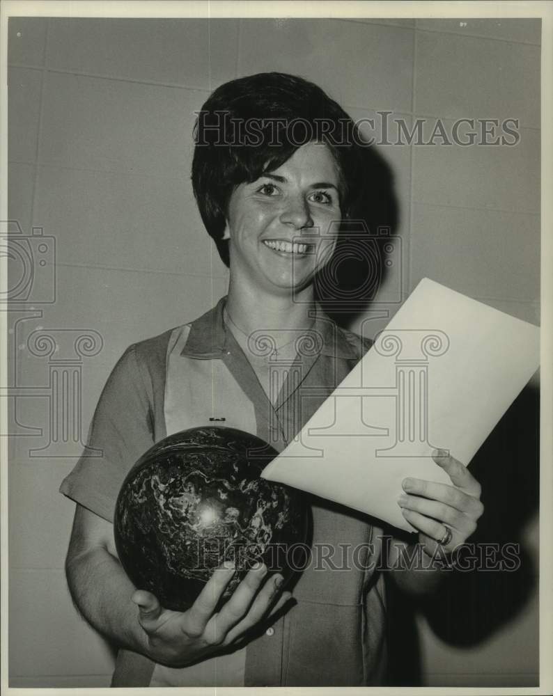 Press Photo Bowler Chris Price - nos28855- Historic Images