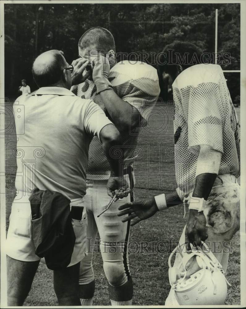 1978 Tulane trainer Bubba Porche and football players - Historic Images