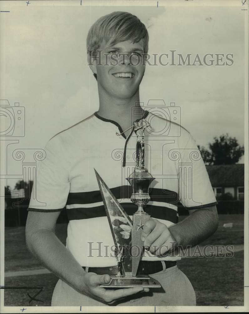 Press Photo Steve Prechter smiles as he holds up a golf trophy - nos28919- Historic Images