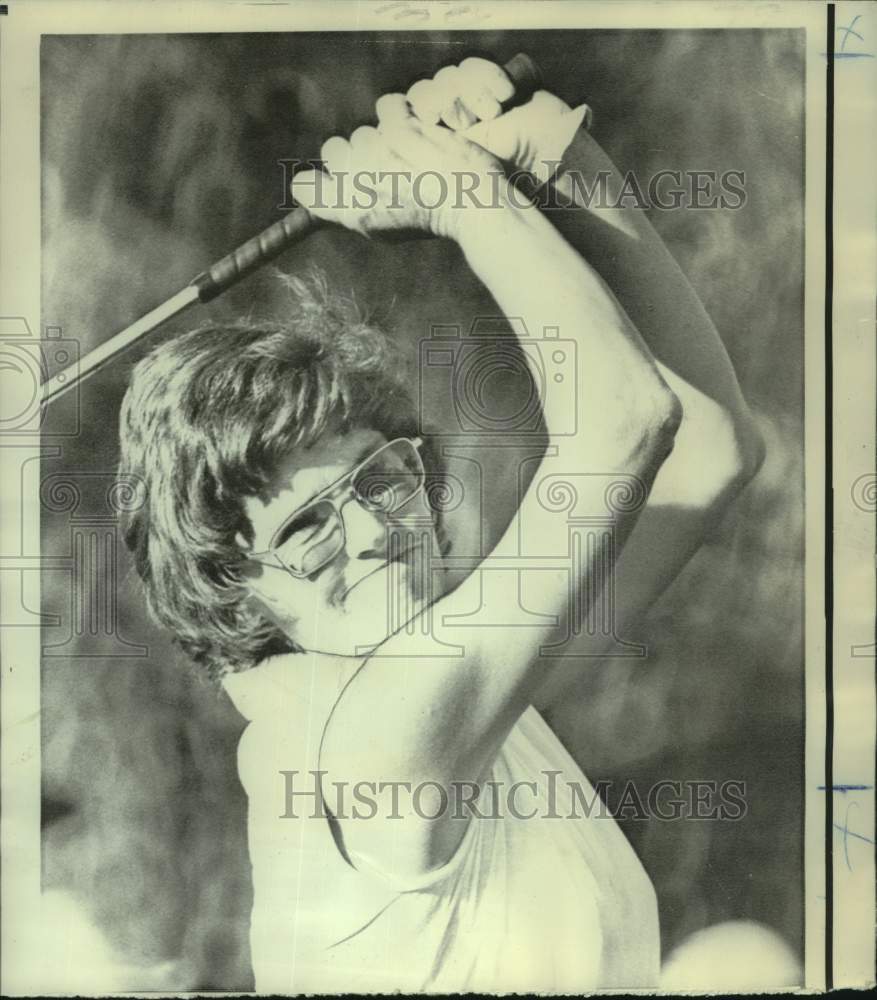 1973 Press Photo Golfer Jo Ann Prentice watches her shot at Burdine Tournament - Historic Images