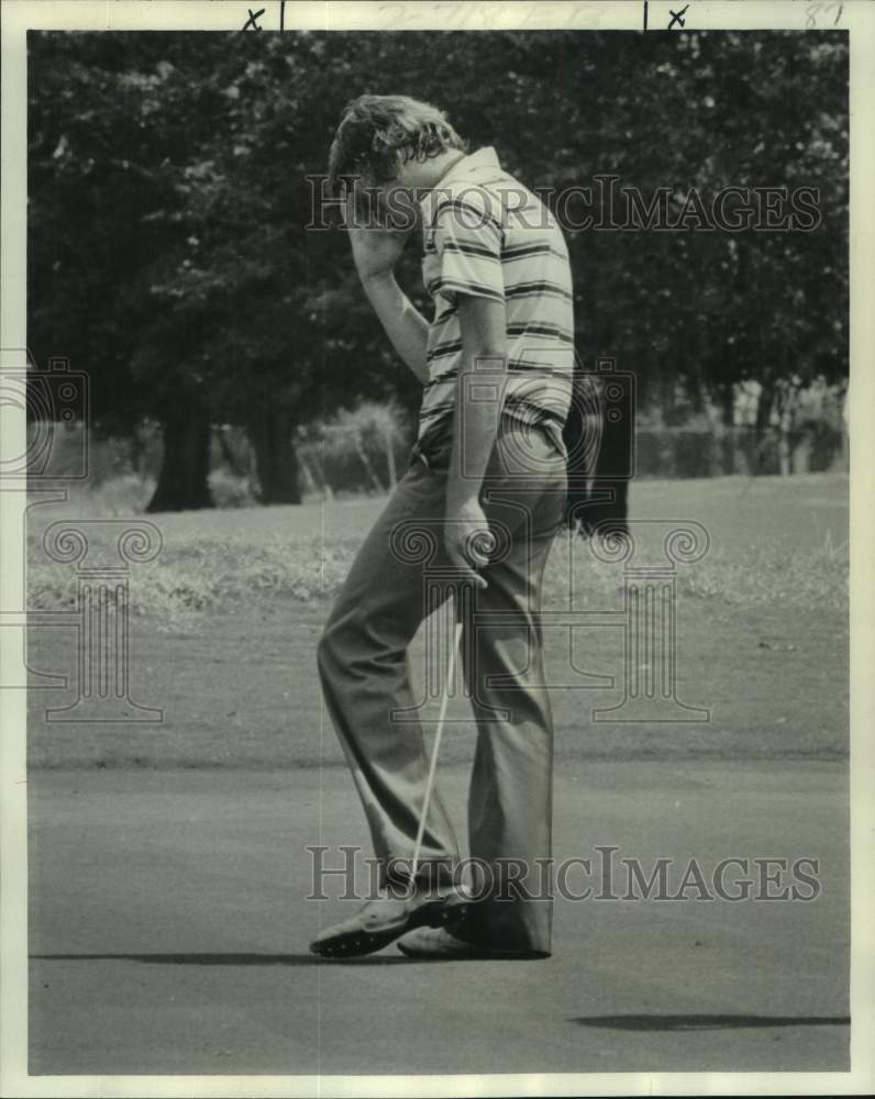1977 Press Photo Golfer Carl Poche looks down and walks away after putting - Historic Images