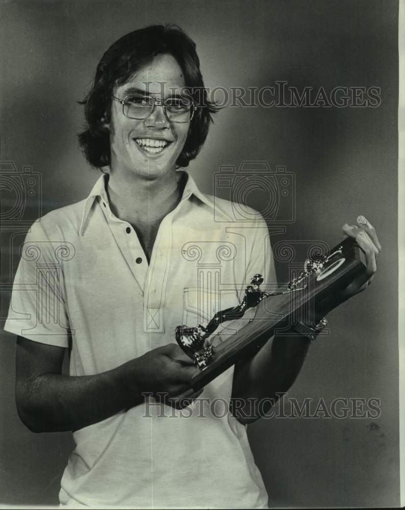 1976 Press Photo Golfer Carl Poche smiles and holds Jaycee Junior Golf trophy- Historic Images