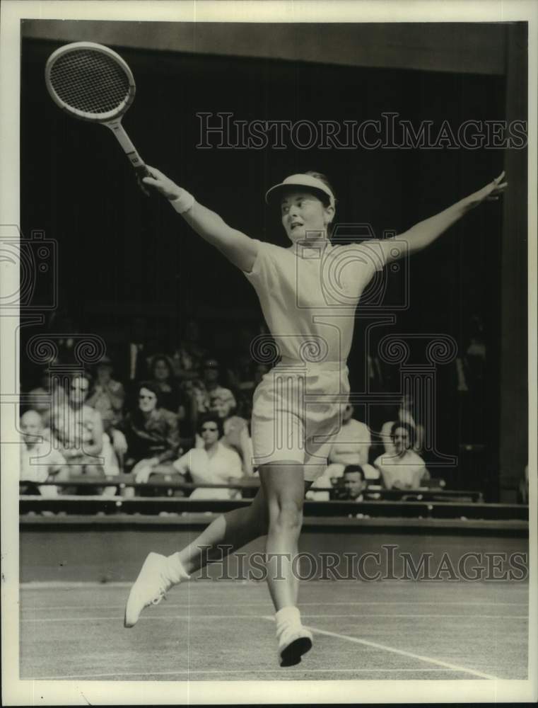 1967 Press Photo Tennis player Nancy Richey leaps on court to backhand a shot - Historic Images