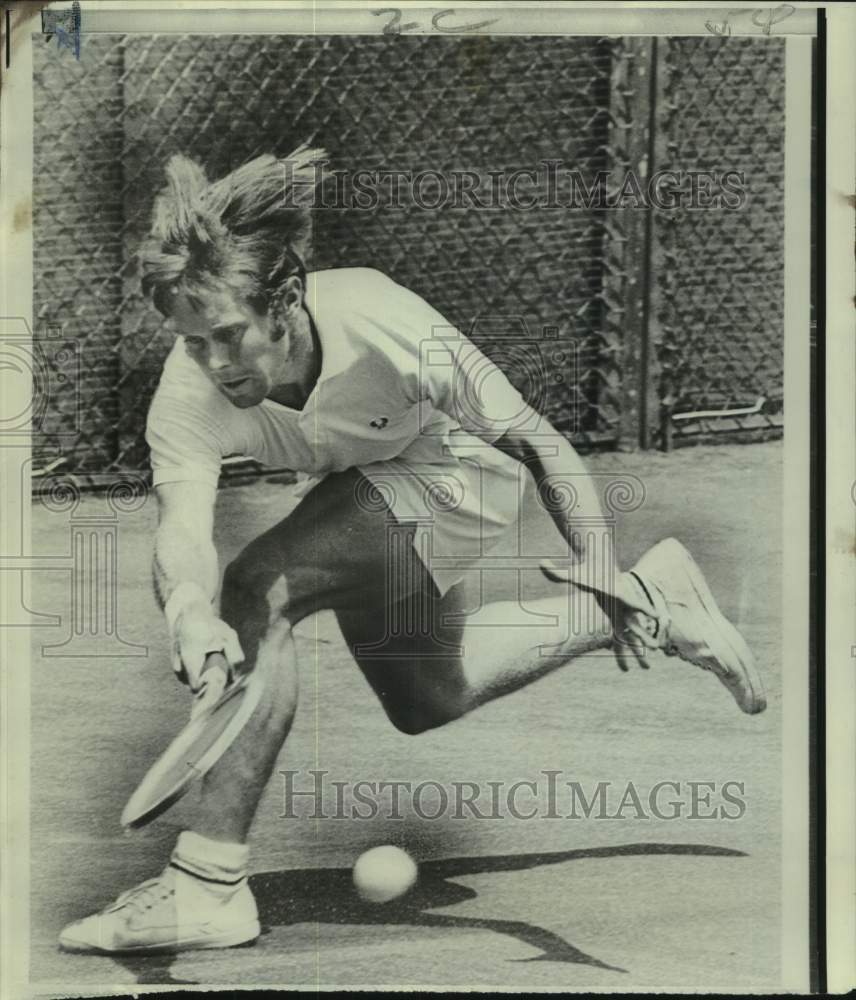 1970 Press Photo Tennis player Cliff Richey reaches to return a shot in a match - Historic Images