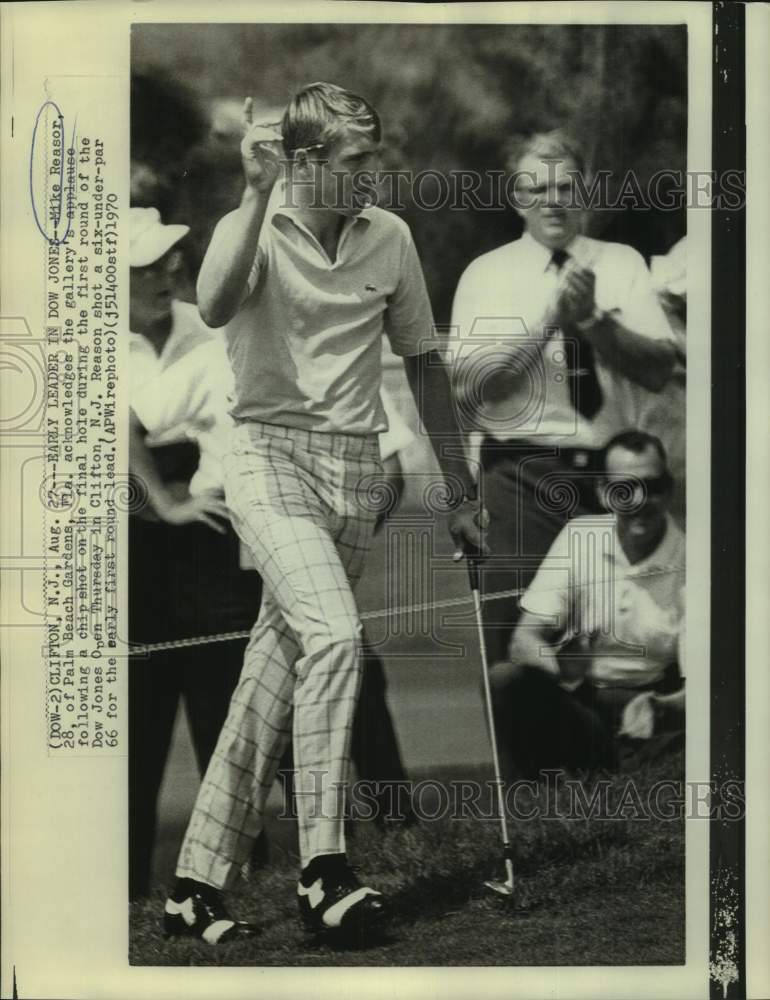 1970 Press Photo Golfer Mike Reasor waves to the cheering crowd in NJ match - Historic Images