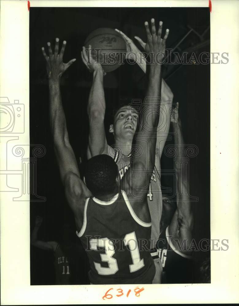 1988 Press Photo Holy Cross and St. Augustine play boys high school basketball- Historic Images