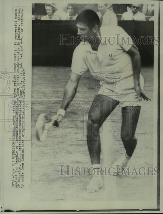 1967 Press Photo Tennis player Marty Reissen returns shot in Wimbledon match- Historic Images