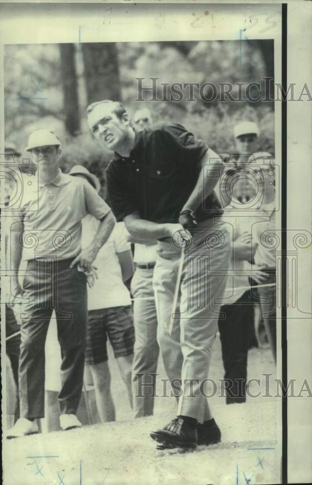 1969 Press Photo Golfer Steve Reid grimaces as he watches his iron shot in match - Historic Images