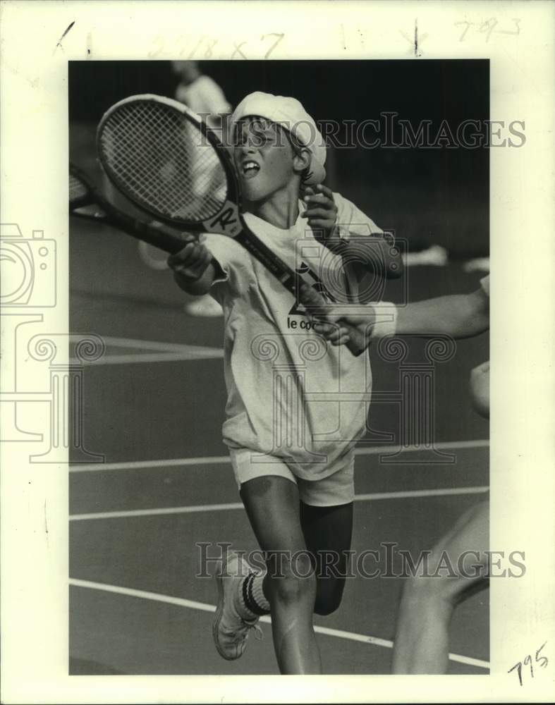 1982 Press Photo Youth tennis player Richman Reinauer reaches to return a shot - Historic Images