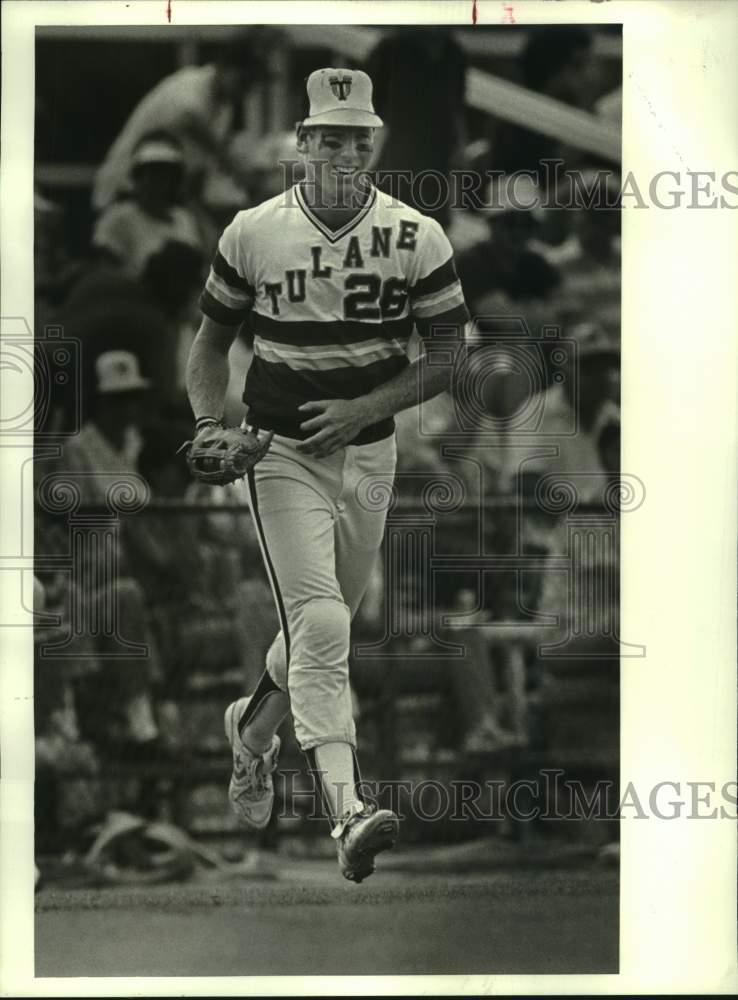 1986 Press Photo Tulane University baseball player John Reich runs onto field- Historic Images