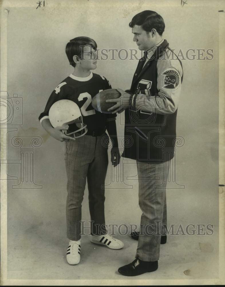 1970 Press Photo Clay Irish football Tommy Plunkett talks to Donny Cazeaux- Historic Images