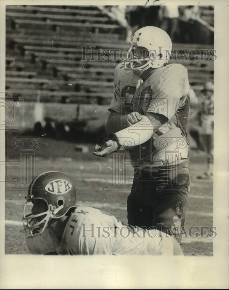 1971 Press Photo JFK football player Paul Preson is ready to block on defense - Historic Images