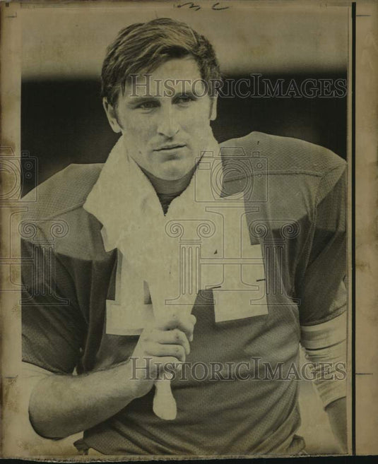 1970 Press Photo Football player Ed Podolak walks off with towel around neck- Historic Images