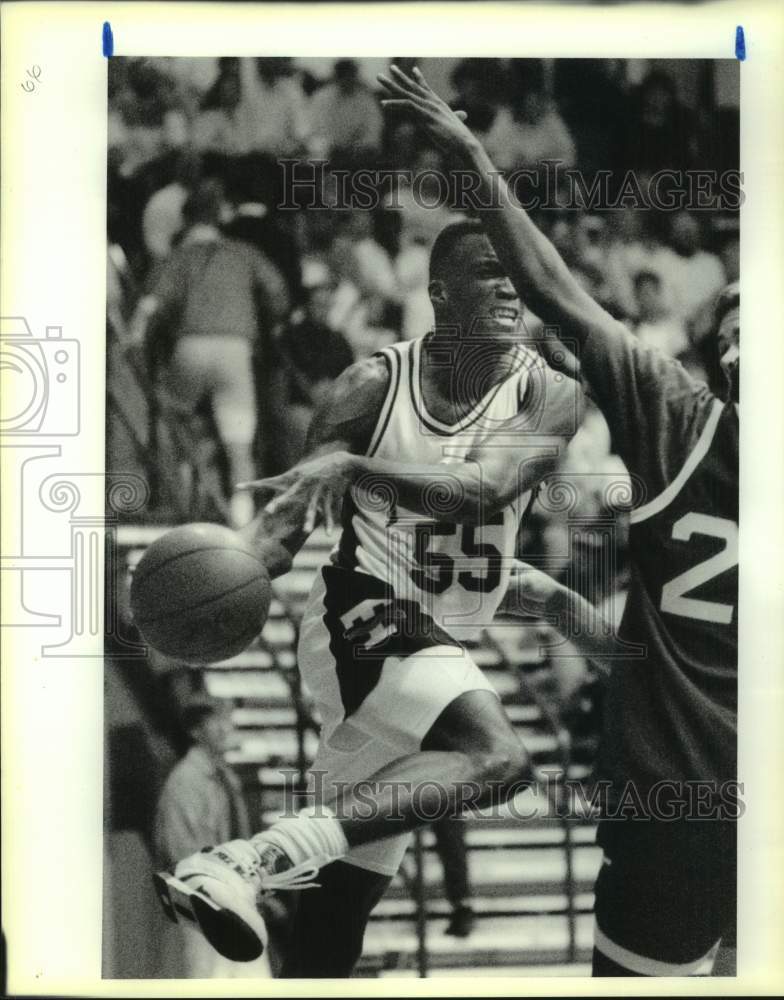 1990 Press Photo Tulane basketball player Anthony Reed drives down the baseline - Historic Images