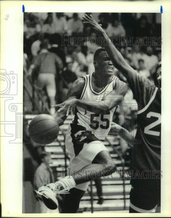1990 Press Photo Tulane basketball player Anthony Reed drives down the ...