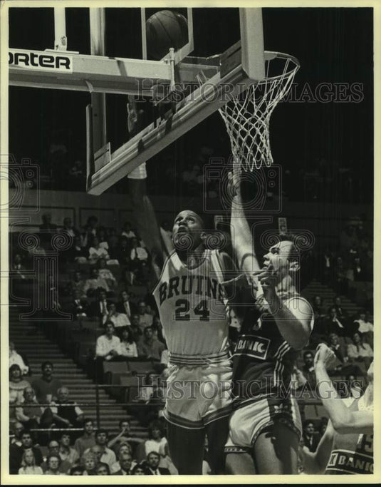 1988 Press Photo UCLA basketball player Jerome "Pooh" Richardson attempts lay-up- Historic Images