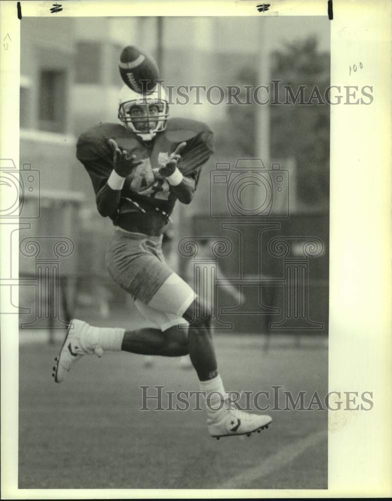 1989 Press Photo Tulane football player Mike Riley #41 attempts to catch pass- Historic Images