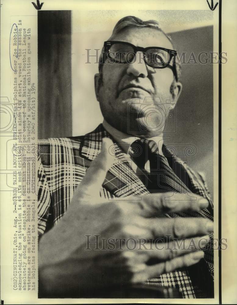 1974 Press Photo Miami Dolphins football team owner Joe Robbie in Cincinnati - Historic Images