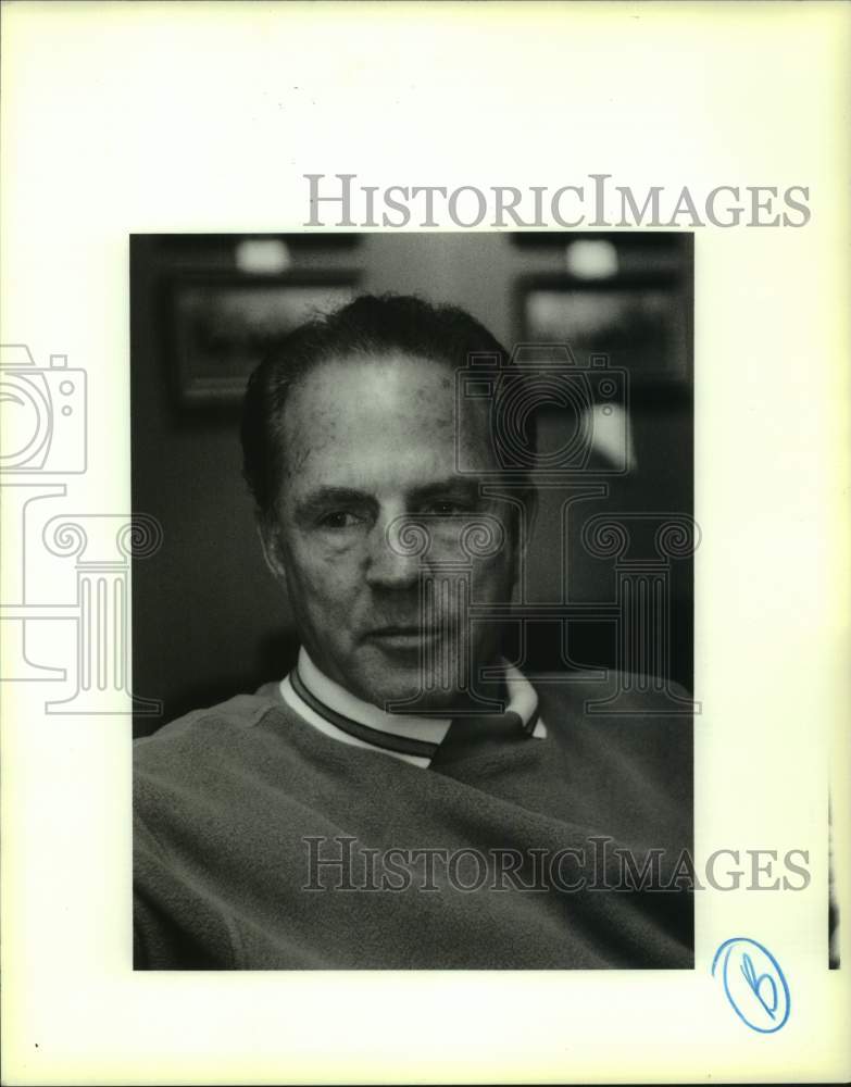 1993 Frank Gifford Interviewed at Windsor Cort Hotel in New Orleans - Historic Images