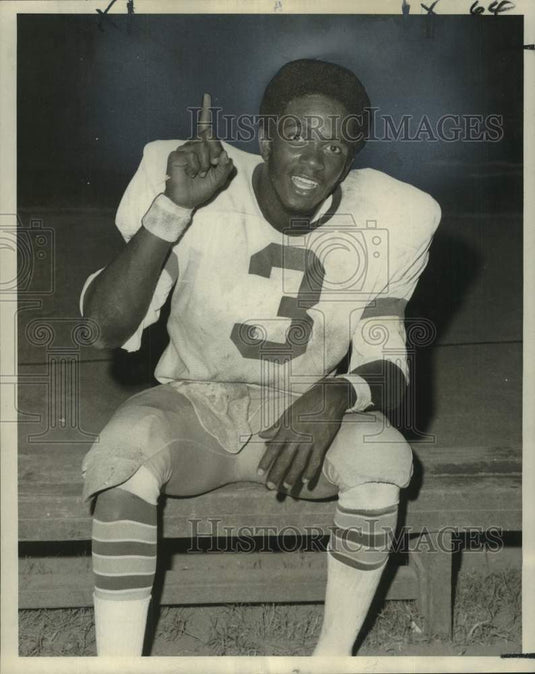1971 Press Photo St Augustine football player Keith Pete makes