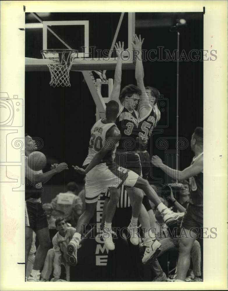 1990 Press Photo Syracuse basketball player Bill Owens passes behind his back - Historic Images