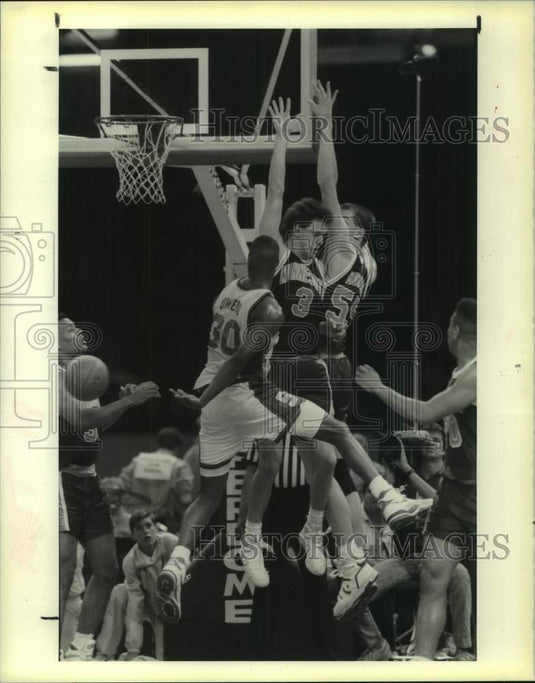 1990 Press Photo Syracuse basketball player Bill Owens passes behind his back - Historic Images