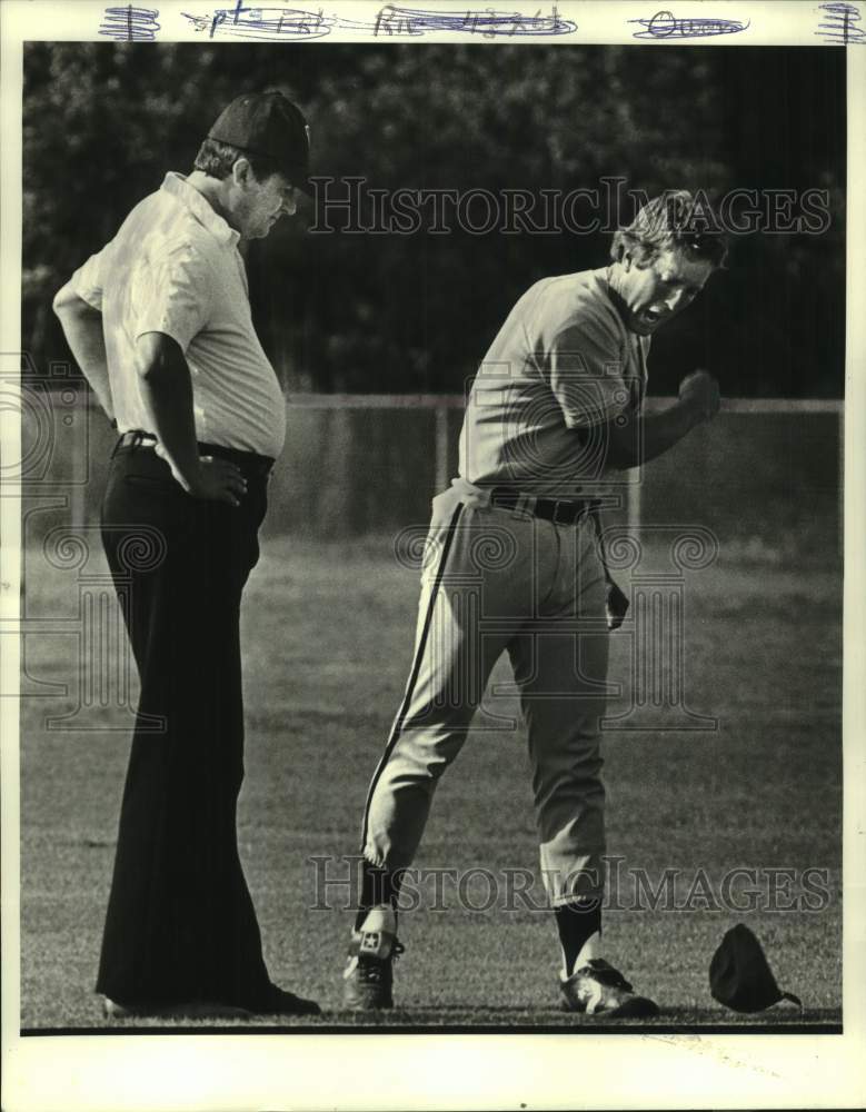 1984 Press Photo East Saint John baseball coach Johnny Owen throws his hat - Historic Images