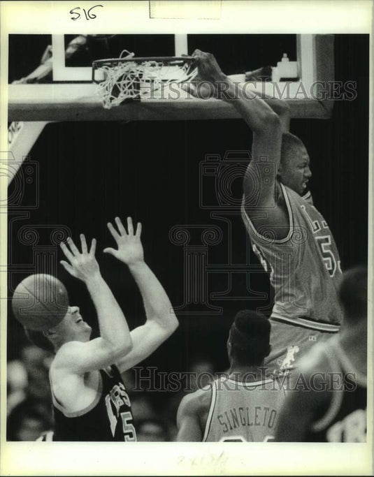 1990 Press Photo Basketball - LSU's Stanley Roberts & Notre Dame's Keith Tower- Historic Images