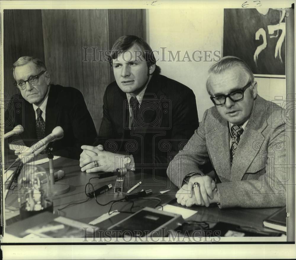 1972 Press Photo Buffalo Bills player Walt Patulski and team officials- Historic Images