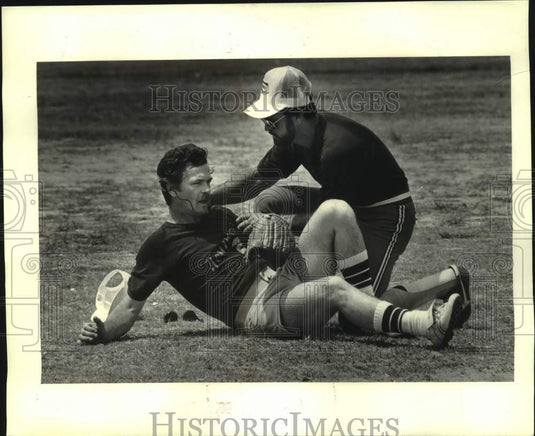1985 Press Photo Softball - Wayne Simpson Stunned by Hit Aided by Dennis Diaz - Historic Images