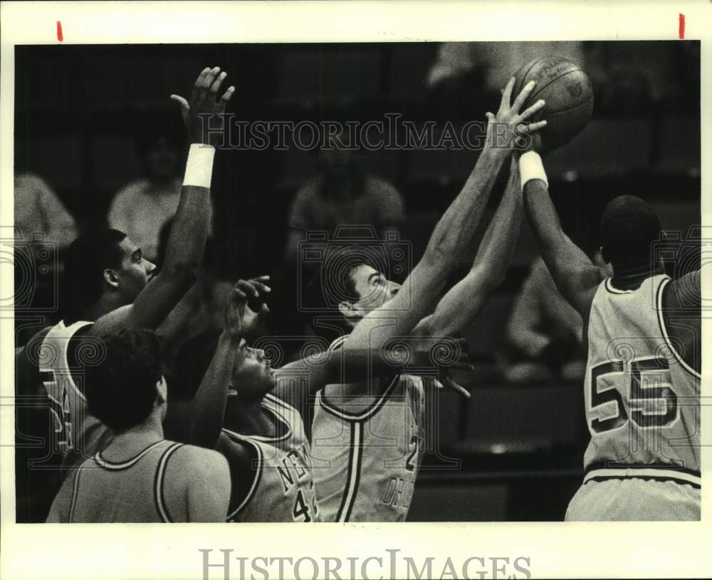 1984 Press Photo UNO basketball center Tim Peyton grabs rebound in game - Historic Images