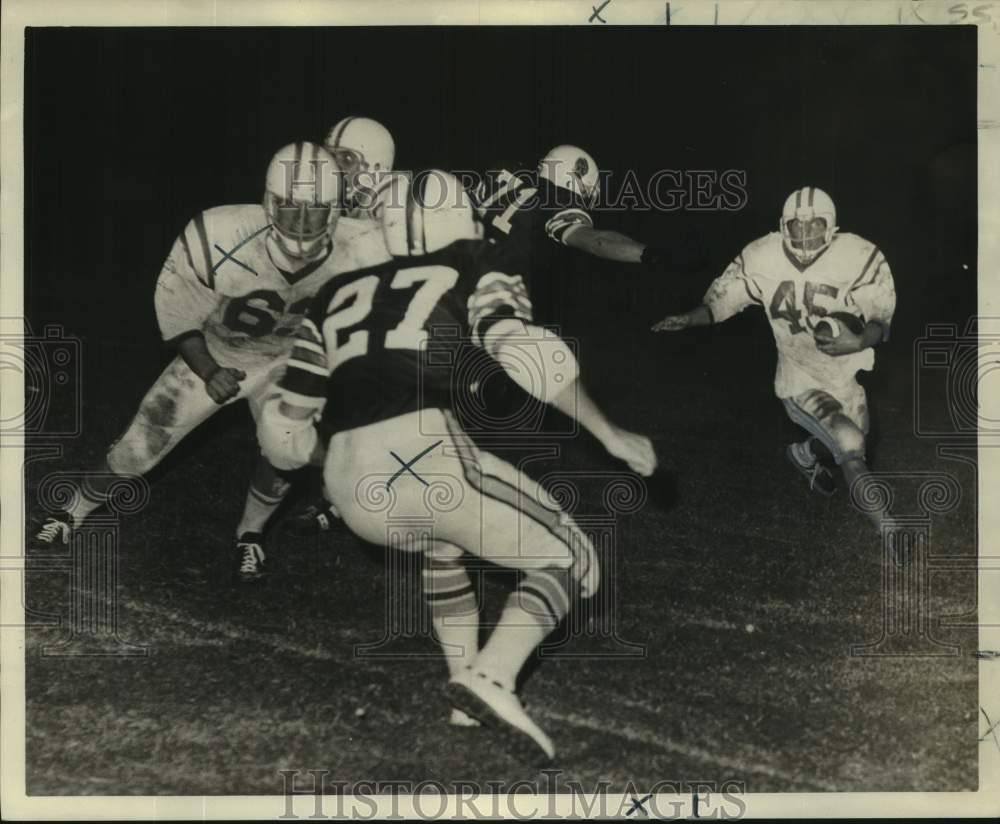 Press Photo Jesuit football tailback Robin Quitzau #45 runs around a defender- Historic Images