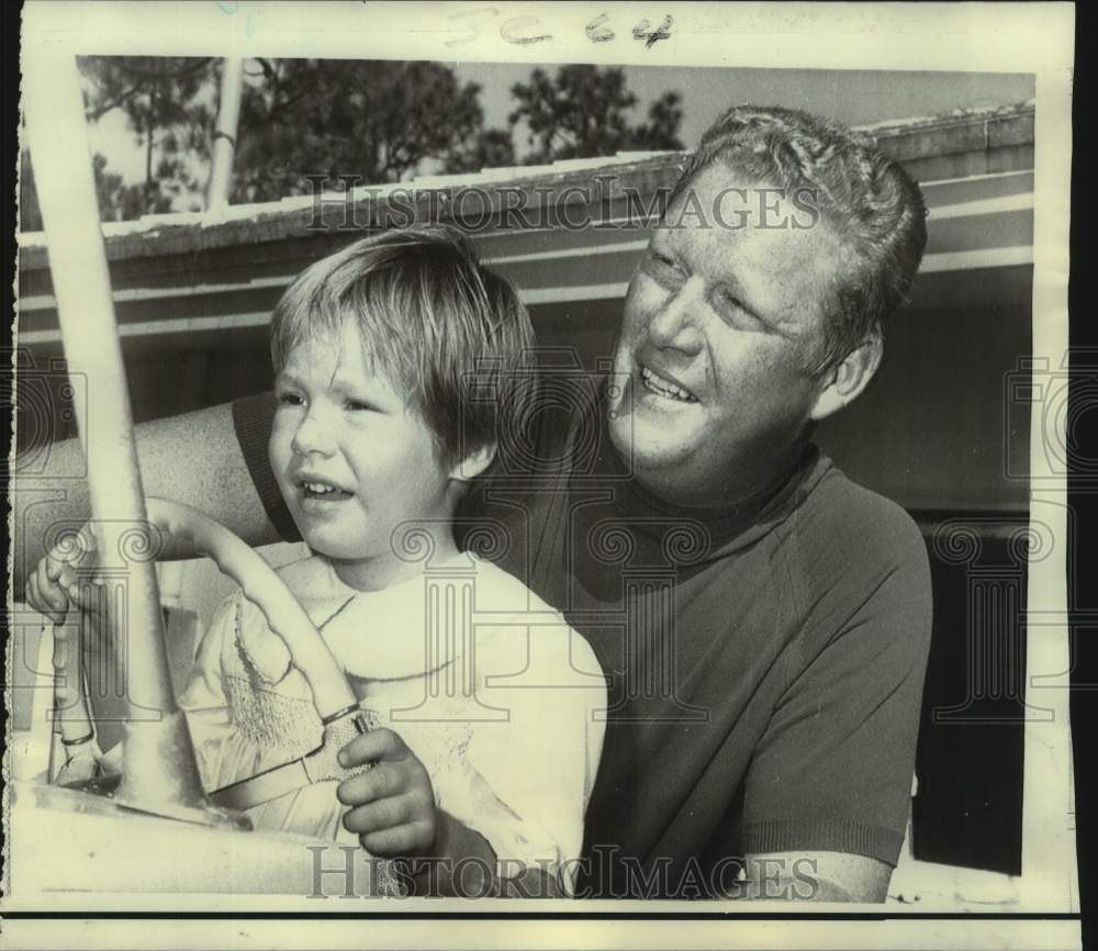 1970 Press Photo Baltimore Orioles baseball player &quot;Boog&quot; Powell with daughter - Historic Images