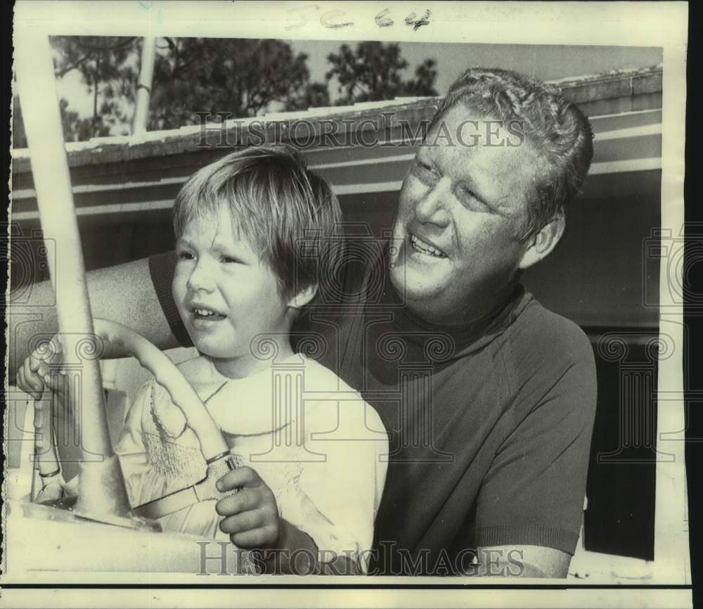 1970 Press Photo Baltimore Orioles baseball player "Boog" Powell with daughter - Historic Images