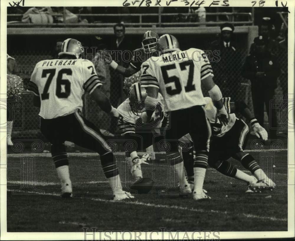 1979 Press Photo New Orleans Saints football players down a punt at Denver - Historic Images