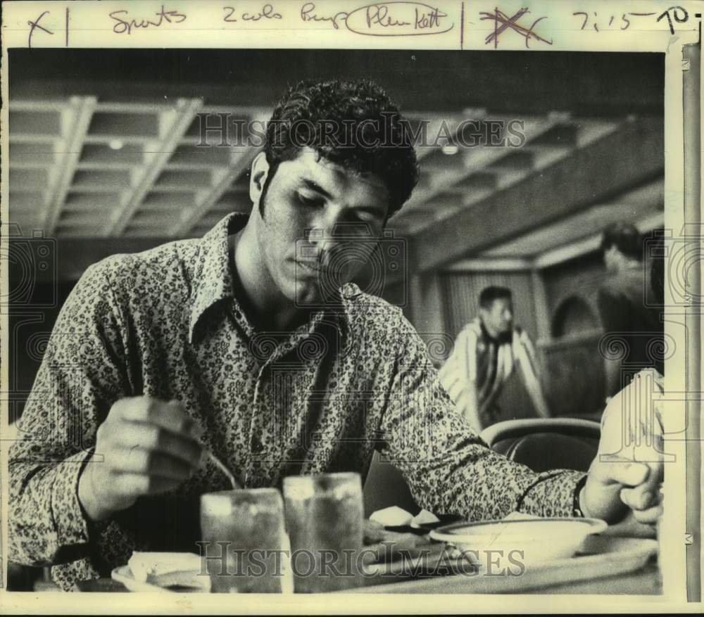 1971 Press Photo New England Patriots football player Jim Plunkett eats lunch- Historic Images