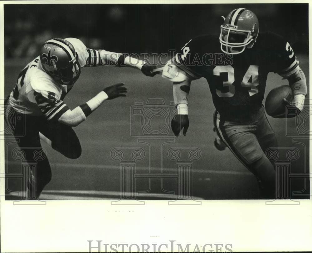 1982 Press Photo New Orleans Saints Johnnie Poe breaks grabs jersey of Green #34- Historic Images