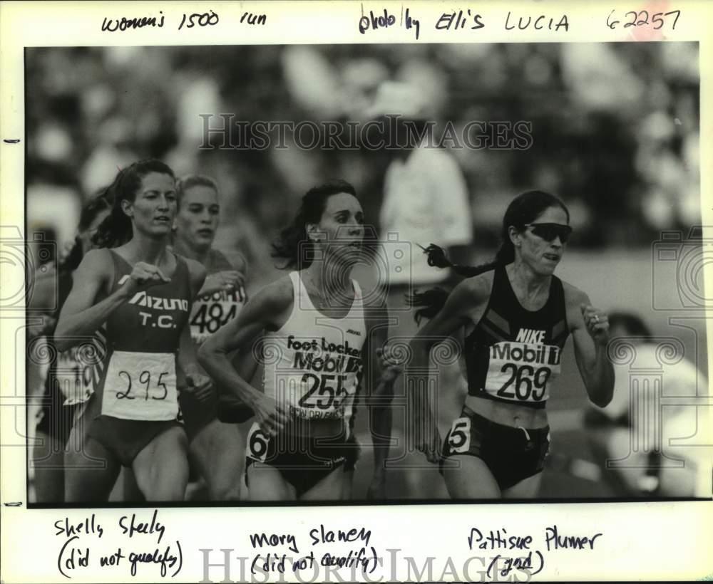 1992 Press Photo Runners are all bunched up in the Women&#39;s 1500 run in NO meet- Historic Images