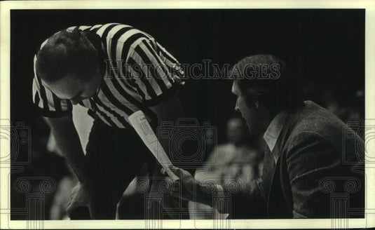 1983 Press Photo Basketball coach Bobby Paschal talks to referee during a game- Historic Images