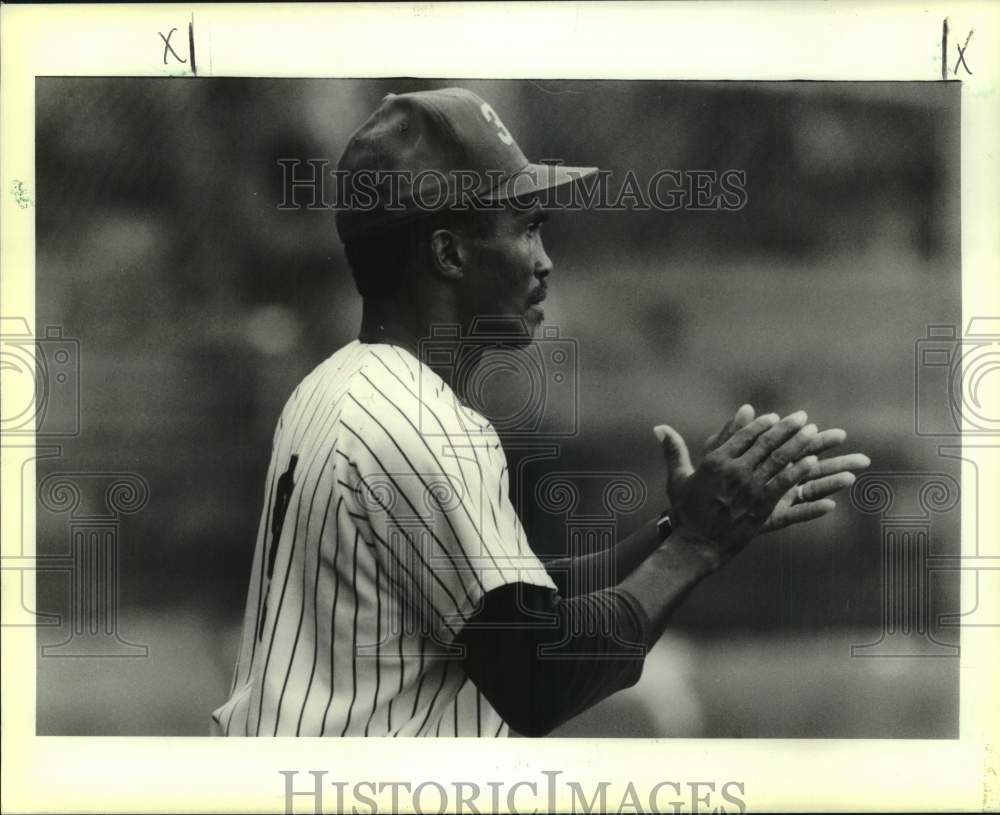 1989 Press Photo Baseball - Ed Pierce Cheers on Pitcher - nos30076 - Historic Images