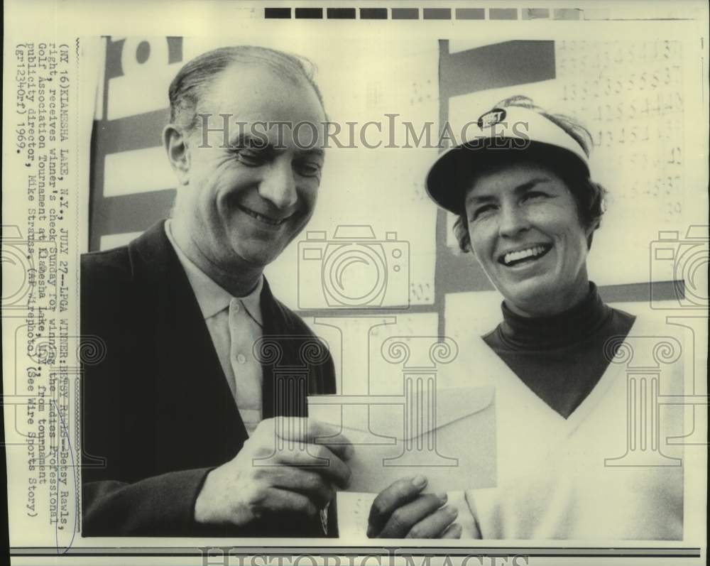 1969 Press Photo Golf - Betsy Rawls Wins LPGA Receives Check From Mike Strauss - Historic Images