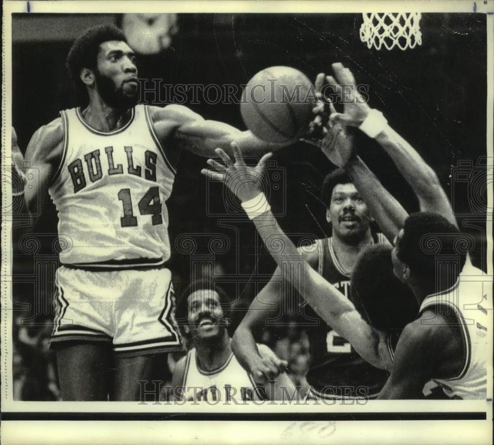 1974 Press Photo Chicago Bulls Basketball Cliff Ray Rebounds on Pistons - Historic Images